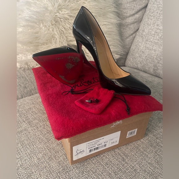I’m selling it because I don’t know how to walk in that high heels.
